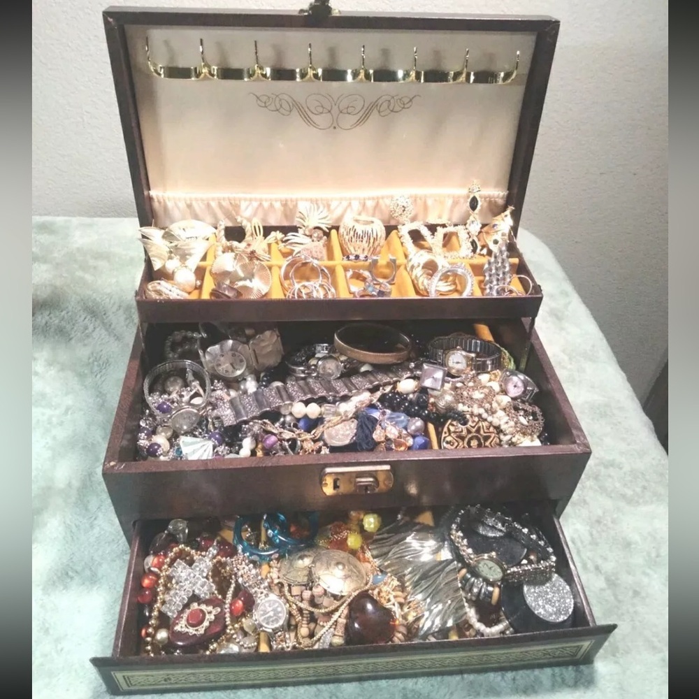 ⚜️ Belle du Jour Blowout ⚜️ 3 LB Jewelry Jackpot – Dainty to Dramatic! - Picture 3 of 8